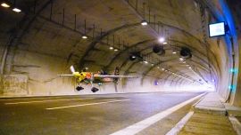 Casi en la oscuridad y rodeado de cerca por el arco de hormigón de las paredes, Costa ejecutó un despegue complicado dentro del primer túnel.