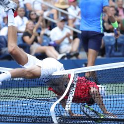 El alemán Oscar Otte cae sobre la red mientras juega contra el italiano Matteo Berrettini durante su partido de cuarta ronda de individuales masculinos del US Open de Tenis 2021 en el USTA Billie Jean King National Tennis Center de Nueva York. | Foto:Kena Betancur / AFP