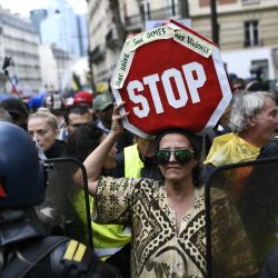 Un manifestante sostiene una pancarta en la que se lee  | Foto:Stephane De Sakutin / AFP