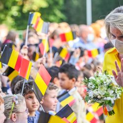 La reina Matilde de Bélgica saluda a los alumnos que sostienen banderas de Bélgica mientras participa en una visita real en la escuela primaria KAZ para el inicio del año escolar, en Zottegem, cerca de Gent. | Foto:Laurie Dieffembacq / BELGA / AFP