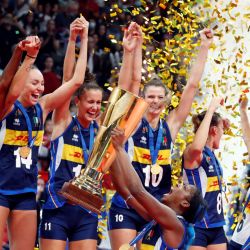 Las jugadoras de Italia celebran con el trofeo tras ganar el partido de la final del CEV EuroVolley 2021 de voleibol femenino entre Serbia e Italia, en Belgrado. | Foto:Pedja Milosavljevic / AFP