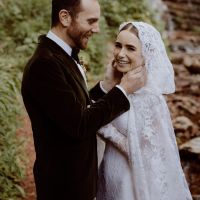 Lily Collins, de "Emily en París", pasó por el altar: mirá las fotos de su elegante vestido