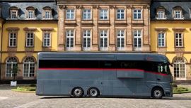 Montado a partir de un chasis de Mercedes Benz, tanto el interior como el exterior se destaca por un diseño minimalista.