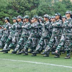 Esta foto muestra a estudiantes de secundaria participando en una sesión de educación y entrenamiento militar al comienzo del nuevo semestre en Huaibei, en la provincia oriental china de Anhui. | Foto:STR / AFP