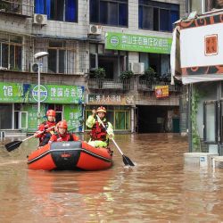 Esta foto muestra a los rescatistas evacuando a los residentes en una zona inundada después de las fuertes lluvias en el condado de Quxian, ciudad de Dazhou, en la provincia noroccidental china de Sichuan. | Foto:STR / AFP