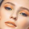 Los labios se presentan intensos y atrevidos. Se verán tonos  nude, que nunca pasan de moda, conviviendo con rosas, rojos y anaranjados. Pueden ser tanto mate como glossy