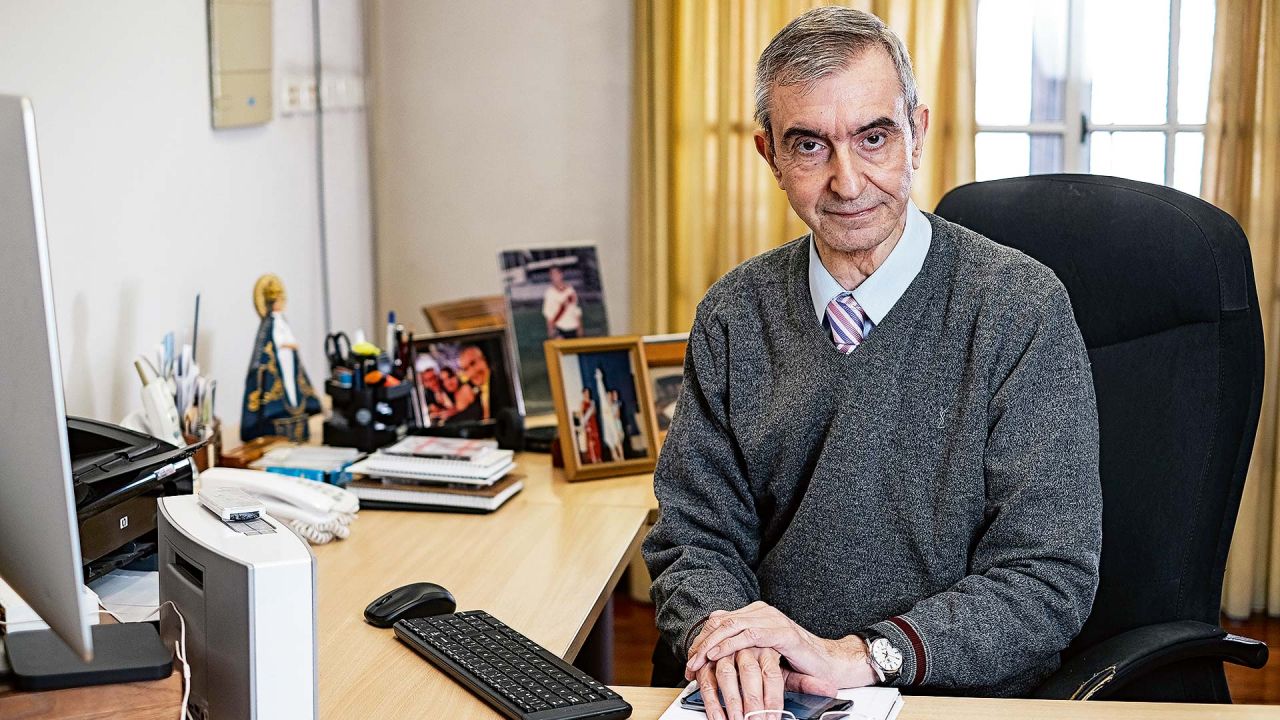 Asegura que la fe en Dios le da paz, lo acompaña y lo ayudó en tiempos difíciles: “Soy de rezar todos los días”, cuenta.  | Foto:Néstor Grassi.