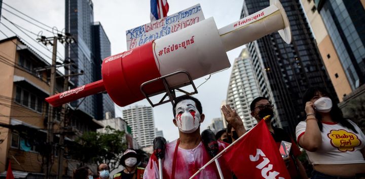 Un manifestante antigubernamental lleva una maqueta gigante de una jeringuilla durante una manifestación en Bangkok, mientras los activistas piden la dimisión del primer ministro de Tailandia, Prayut Chan-O-Cha, por la gestión gubernamental de la crisis del coronavirus Covid-19.