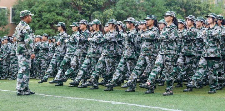 Esta foto muestra a estudiantes de secundaria participando en una sesión de educación y entrenamiento militar al comienzo del nuevo semestre en Huaibei, en la provincia oriental china de Anhui.