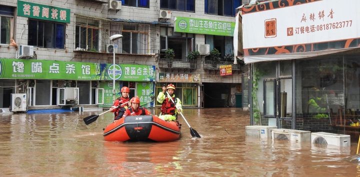 Esta foto muestra a los rescatistas evacuando a los residentes en una zona inundada después de las fuertes lluvias en el condado de Quxian, ciudad de Dazhou, en la provincia noroccidental china de Sichuan.