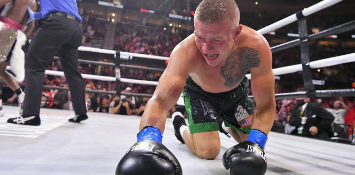 Ivan Baranchyk pelea con Montana Love en su combate de peso superligero en Rocket Morgage Fieldhouse en Cleveland, Ohio.