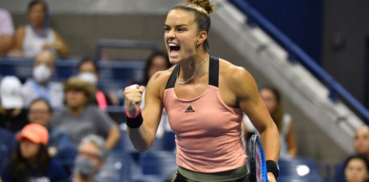 La griega Maria Sakkari celebra tras ganar un juego contra la canadiense Bianca Andreescu durante su partido de cuarta ronda de individuales femeninos del US Open de Tenis 2021 en el USTA Billie Jean King National Tennis Center de Nueva York.