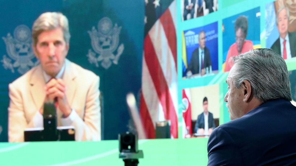 Alberto Fernández frente a John Kerry en la Cumbre Latinoamericana sobre Cambio Climático  
