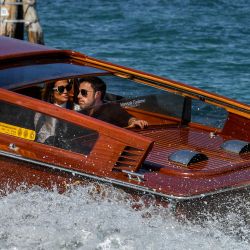 El actor estadounidense Ben Affleck y la actriz y cantante estadounidense Jennifer López viajan por la cuenca de Venecia hacia el Hotel Cipriani a bordo de un barco-taxi después de llegar para asistir a la 78ª edición del Festival de Cine de Venecia en Venecia. | Foto:Filippo Monteforte / AFP