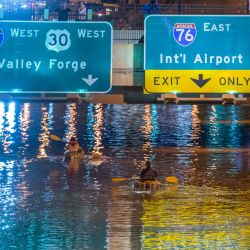 Los kayakistas bajan por una parte de la carretera interestatal 676 después de las inundaciones provocadas por las fuertes lluvias del huracán Ida en Filadelfia, Pensilvania. | Foto:Branden Eastwood / AFP