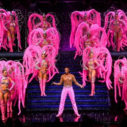 Los bailarines actúan en el escenario durante un ensayo en traje de gala en el Moulin Rouge de París, dos días antes de la reapertura del cabaret tras un cierre de 18 meses por la pandemia del COVID-19. | Foto:Christophe Archambault / AFP
