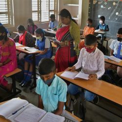Un profesor imparte una clase en una escuela de Bangalore, después de que el gobierno estatal anunciara la reapertura de las escuelas para los cursos 6º a 8º en los distritos donde la tasa de positividad del coronavirus Covid-19 es inferior al 2%. | Foto:Manjunath Kiran / AFP