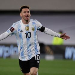 Lionel Messi celebra después de marcar un gol contra Bolivia durante el partido de fútbol de clasificación sudamericana para la Copa Mundial de la FIFA Qatar 2022 en el Estadio Monumental. | Foto:Juan Ignacio Roncoroni / POOL / AFP