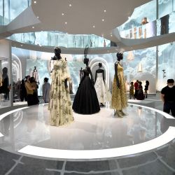 Los invitados asisten al cóctel de inauguración de la exposición Christian Dior Designer of Dreams en el Museo de Brooklyn en la ciudad de Brooklyn.. | Foto:Ilya S. Savenok / Getty Images for Dior / AFP