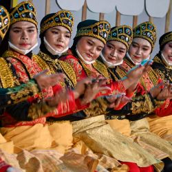 Bailarines realizan un festival de  | Foto:Chaideer Mahyuddin / AFP