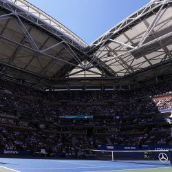 Daniil Medvedev, de Rusia, sirve contra Botic van de Zandschulp, de Holanda, durante su partido de cuartos de final del Individual Masculino en la novena jornada del US Open 2021 en el USTA Billie Jean King National Tennis Center. | Foto:Al Bello / Getty Images / AFP