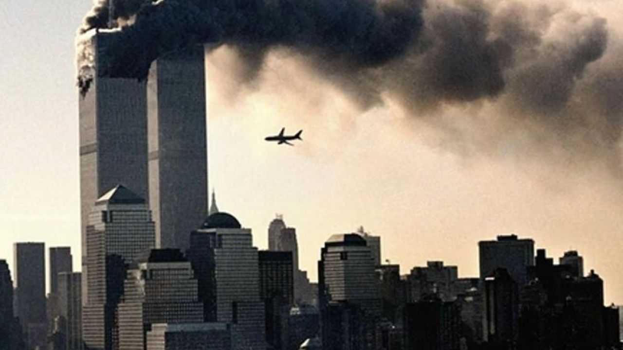 Vuelo 175 de United Airlines momentos antes de estrellarse en la torre sur del World Trade Center, el 11 de septiembre del 2001. | Foto:EFE