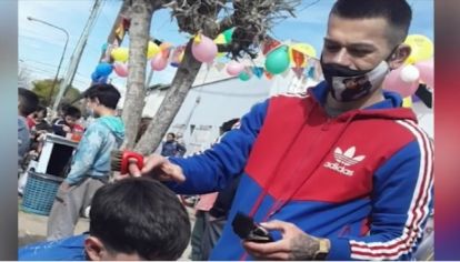 Un peluquero hace cortes de pelo a cambios de ladrillos para la habitación de su hija