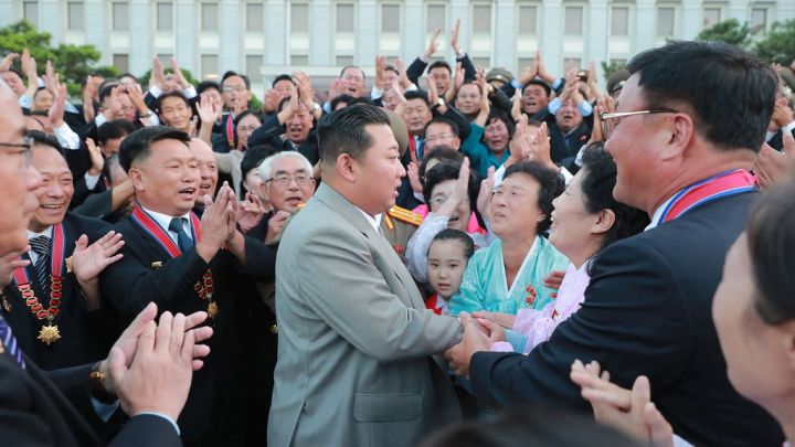 Un Kim Jong-un cada vez más delgado apareció en público nuevamente este 9 de septiembre para presenciar un gran desfile en Pyongyang.