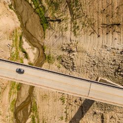 Un coche circula por el puente Enterprise mientras pasa por encima del lago Oroville en Oroville, California. - El lago Oroville está actualmente al 23% de su capacidad y sufre niveles extremos de sequía. | Foto:Josh Edelson / AFP