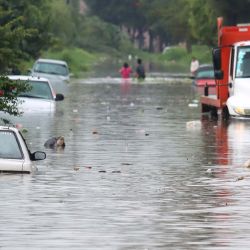 La gente vadea a lo largo de una calle inundada después de las fuertes lluvias en Tlaquepaque, estado de Jalisco, México. | Foto:Ulises Ruiz / AFP