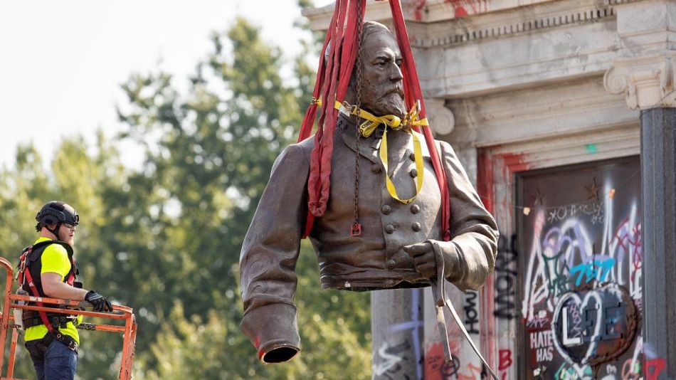 La estatua del general Robert Lee fue desmontada en Virginia y no había "capsula del tiempo" ni cofres secretos en su estructura.