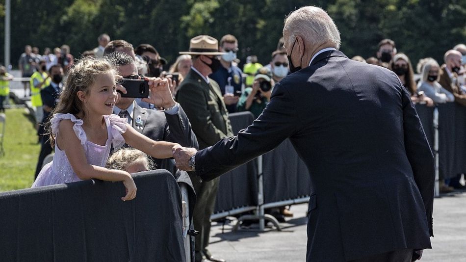El presidente Joe Biden, saluda a una niña en los actos en la Zona Cero, en el acto al cumplirse 20 años del 11S.
