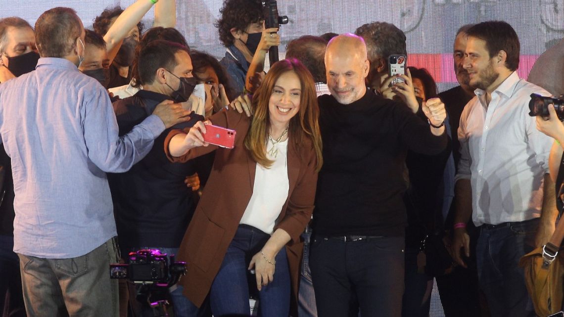 María Eugenia Vidal celebrates initial results onstage with Horacio Rodríguez Larreta and other candidates from Buenos Aires City.