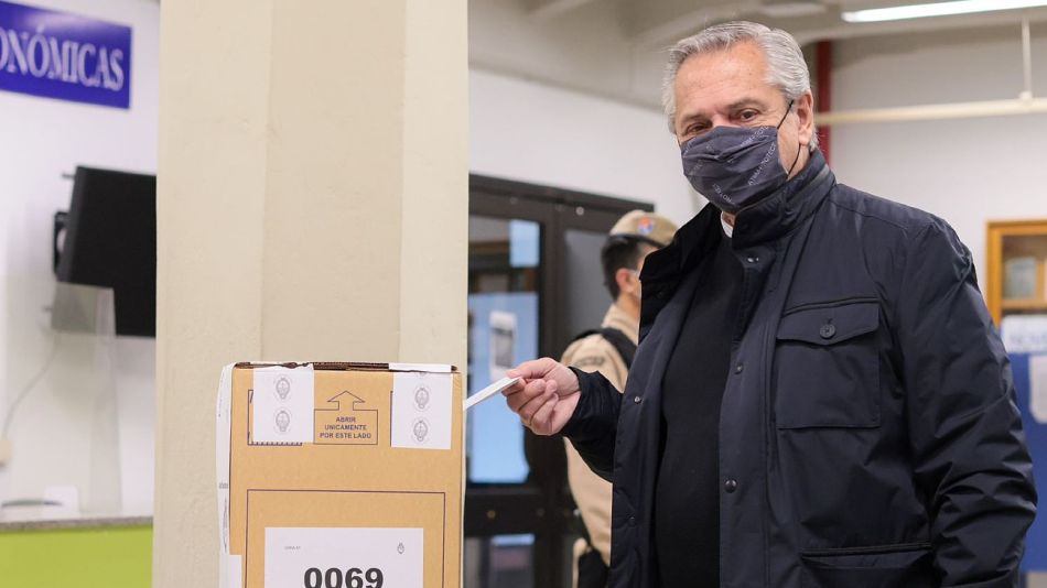 El presidente Alberto Fernández, votando en las PASO 2021.