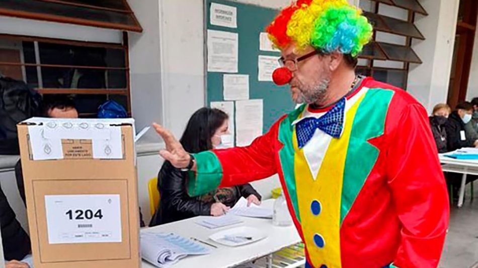 Gente votando disfrazada 20210912