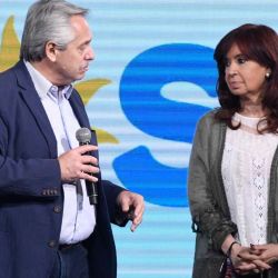 Alberto Fernández bajo la mirada de Cristina Kirchner.  | Foto:CEDOC