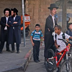 Judíos ultraortodoxos se reúnen fuera del lugar de un ataque de apuñalamiento, en Jerusalén. - Un hombre palestino apuñaló a dos israelíes en Jerusalén antes de ser disparado por un agente de la policía de fronteras, dejando a los tres heridos, dijeron la policía y los médicos. | Foto:Menahem Kahana / AFP