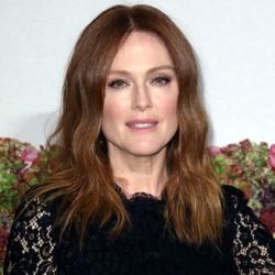 Looks con blazer oversized y medias can can de Julianne Moore