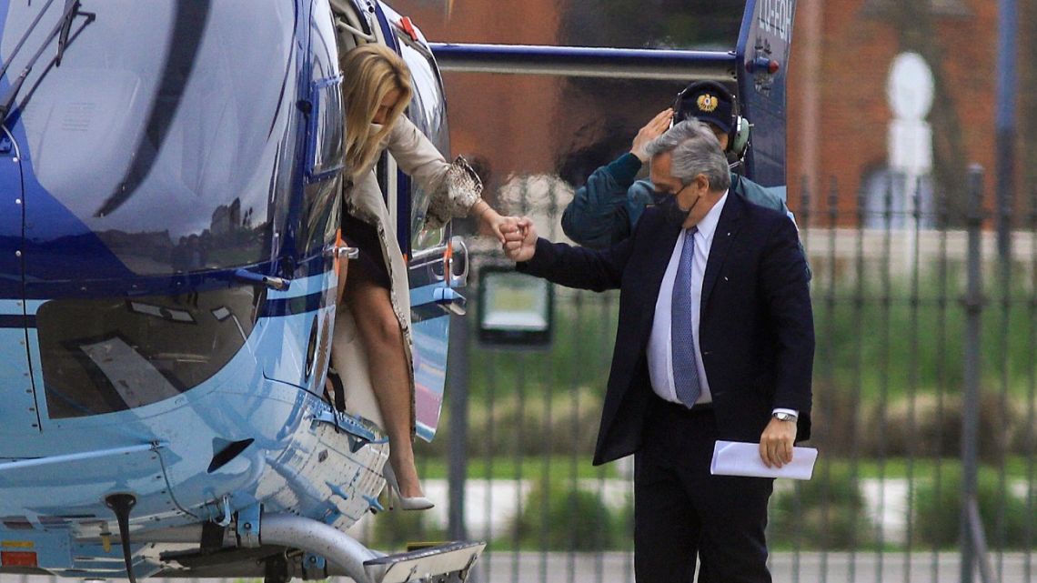 President Alberto Fernández exits a helicopter with First Lady Fabiola Yáñez near the Casa Rosada, the morning after defeat in the PASO primaries.