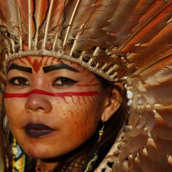 Una mujer indígena observa en el campamento de la marcha de mujeres indígenas mientras acompañan la votación de la sesión del Supremo Tribunal Federal que definirá el futuro de la demarcación de las tierras indígenas, en Brasilia, Brasil. | Foto:Xinhua / Lucio Tavora