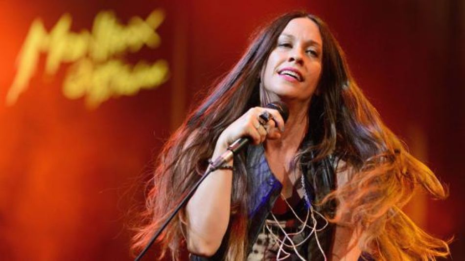 Alanis Morissette denunció que fue violada por varios hombres cuando tenía 15 años