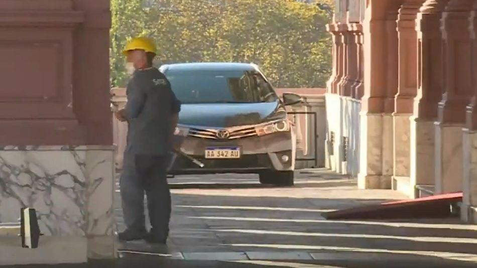 La imagen del supuesto "viajero" en la explanada de Casa Rosada