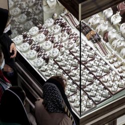 Los clientes observan las joyas detrás de la fachada de cristal de una tienda en el Gran Bazar de Teherán. | Foto:Atta Kenare / AFP
