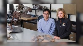 Los autores del hallazgo junto a los restos fòsiles de la dentadura del gigantesco dinosaurio carnívoro.