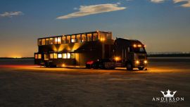 Fue construido por Anderson Mobile Estates, un fabricante estadounidense de motorhomes de lujo personalizados.