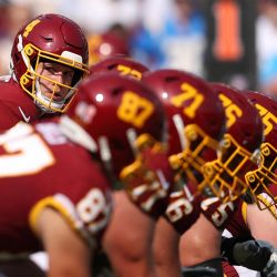 Taylor Heinicke del equipo de fútbol americano de Washington en acción durante el partido contra los Chargers de Los Ángeles en Landover, Maryland. | Foto:Patrick Smith / Getty Images / AFP