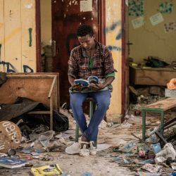Kindu Fenta, de 17 años, lee un libro dentro de un aula que supuestamente fue saqueada por rebeldes del Frente de Liberación del Pueblo de Tigray, en Zarima, a 140 kilómetros de Gondar, Etiopía. | Foto:Amanuel Sileshi / AFP
