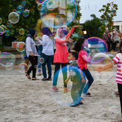 Residentes locales juegan con burbujas en Pantai Cenang, en Langkawi, un día antes de que la isla de vacaciones de Malasia se reabra a los turistas nacionales tras los cierres debidos a las restricciones para detener la propagación del coronavirus Covid-19. | Foto:Mohd Rasfan / AFP