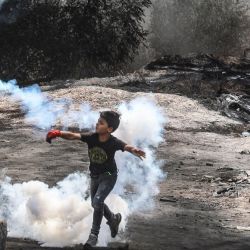 Un niño palestino se une a sus compañeros de protesta en los enfrentamientos con las fuerzas de seguridad israelíes, tras una manifestación contra los asentamientos en el pueblo cisjordano de Beita. | Foto:Jaafar Ashtiyeh / AFP
