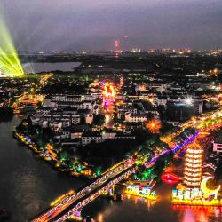 Vista aérea de una feria de linternas celebrando el Festival de Medio Otoño, en el municipio de Zhouzhuang de la ciudad de Kunshan, en la provincia de Jiangsu, en el este de China. | Foto:Xinhua / Yang Lei